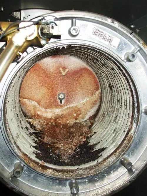 Viessmann Vitodens 222 przed serwisem komory spalania